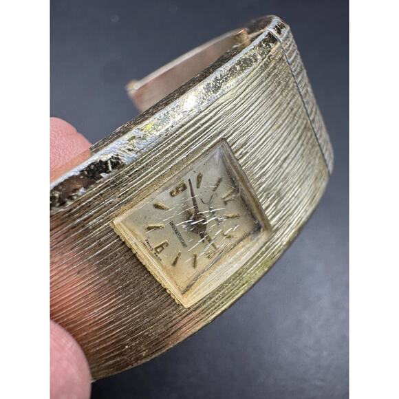 Vtg Sheffield Watch Cuff Bracelet Gold Tone Women\'s Swiss Made Shock Resistant